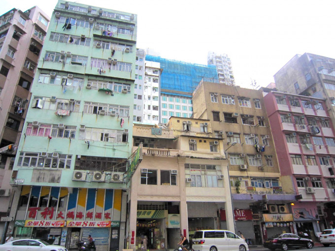由「铺王」邓成波持有的太子基隆街一篮子旧楼物业，以意向价4.5亿标售。