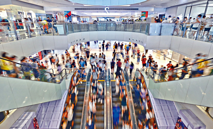 ■国庆假期加上消费券效应，商场挤满购物人潮。