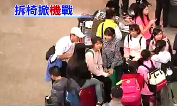 在台湾桃园机场的出境大厅，不时看见旅客坐在自己的行李箱上休息。网上图片