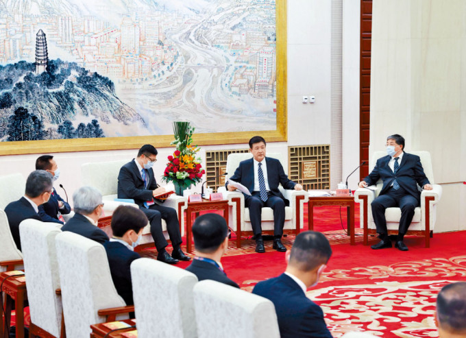 國務委員、公安部部長王小洪（右二）昨日會見鄧炳強（左一）一行。 