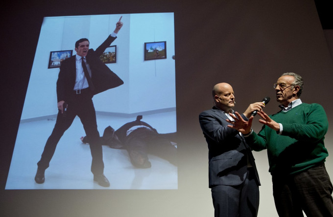 摄影记者厄兹比里希(右)的作品,夺世界新闻摄影奖。AP