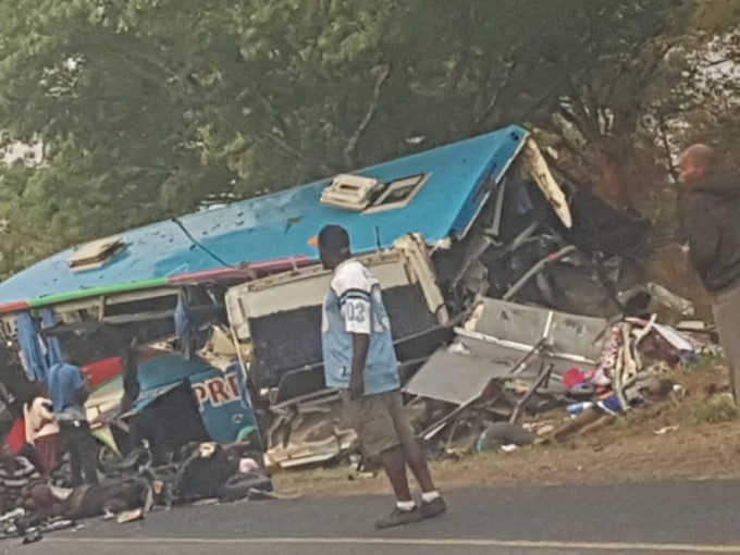 津巴布韦发生严重车祸，两架巴士迎头相撞。（网图）