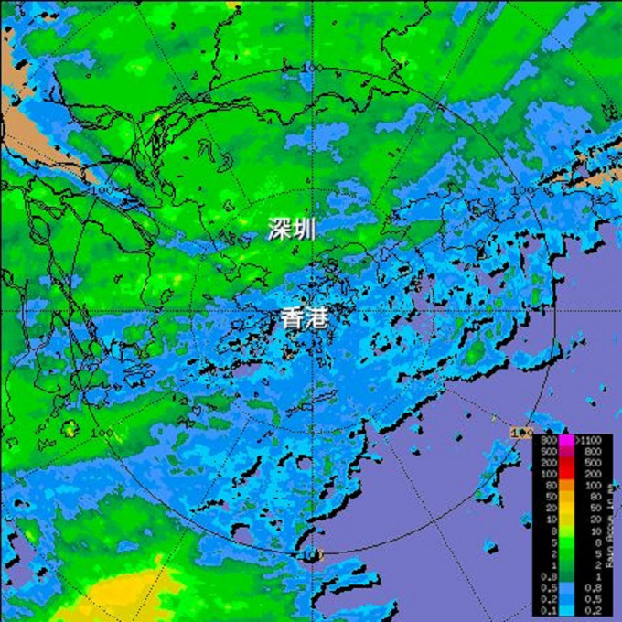 以雷达数据推算的4月28日全日累积雨量，显示较强雨区（浅绿色及黄色）在深圳出现，与香港擦身而过。天文台