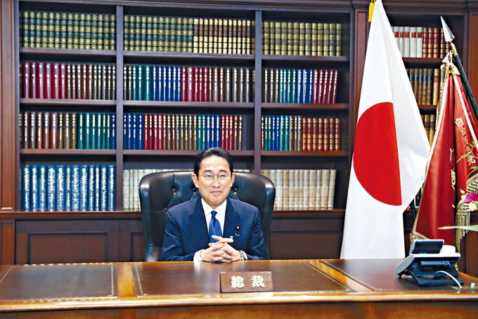 勝選的岸田昨日在自民黨總部內見記者。