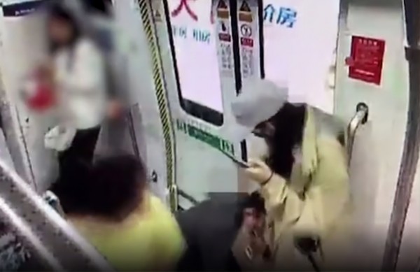 杭州地鐵一名男乘客藉「撿手機」靠近並偷吻了一名女乘客的大腿。　網上圖片