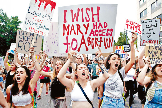 科羅拉多州丹佛市周一有示威者爭取墮胎權。