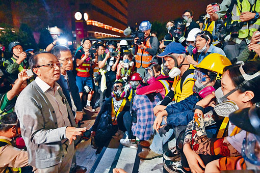 张达明及曾钰成一同说服示威者和平离开理大。