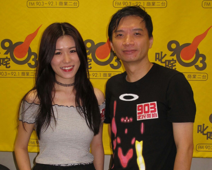 陈辉阳首次签新人，与旗下的女歌手秦馨敏宣传新歌。
