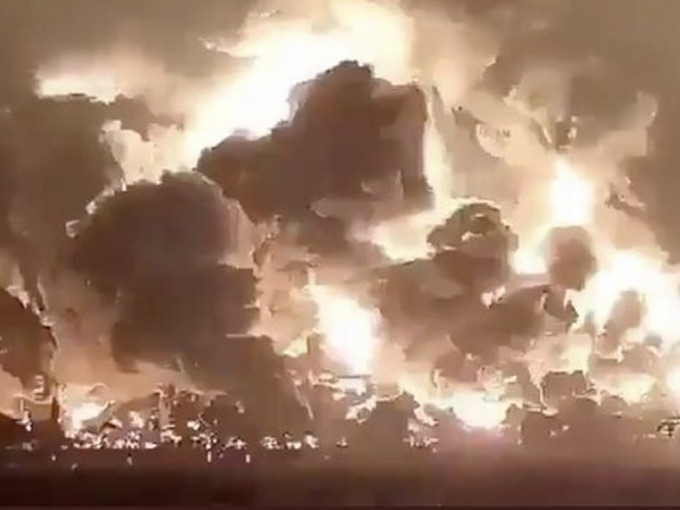 印尼一家炼油厂发生大爆炸。现场浓烟滚滚、火光冲天。