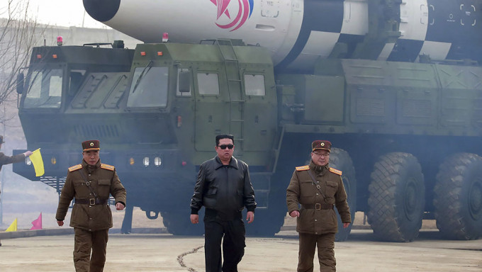 金正恩表示北韩将继续发展强大打击能力。AP