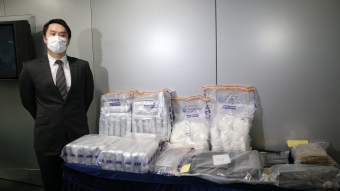 警方展示所检获的可卡因毒品。刘汉权摄