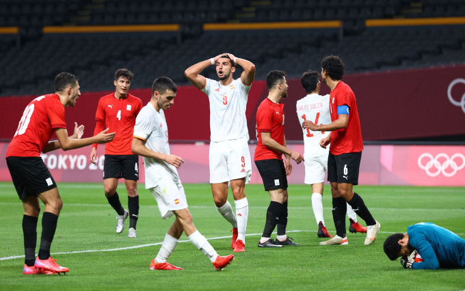 强阵出击的西班牙(白衫)被埃及闷和0:0。路透社