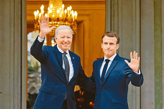 ■法国总统马克龙（右）和拜登周五在法国驻梵蒂冈大使馆会面。