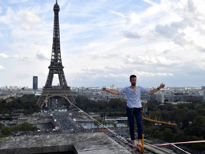 保蘭上周六成功從巴黎地標艾菲爾鐵塔橫空跨越600米，走到塞納河對岸。AP圖片