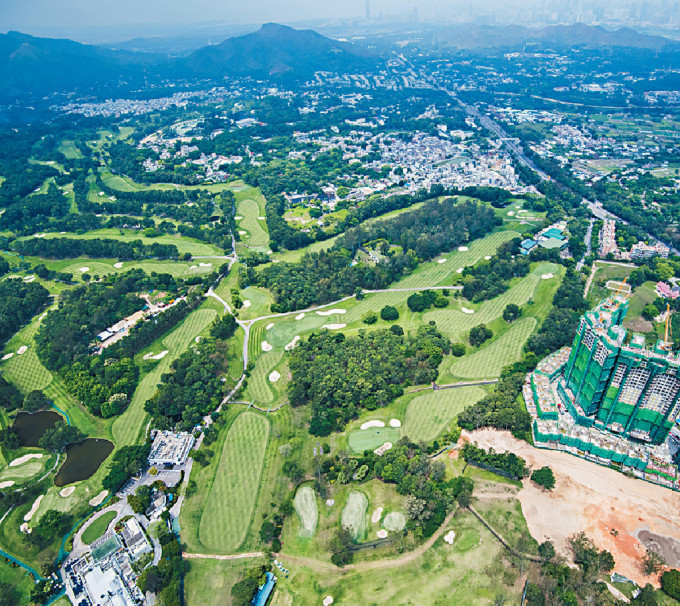 ■港府擬收回粉嶺高球場部份土地，興建一點二萬個公屋單位。