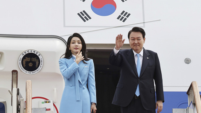 尹锡悦从首尔机场乘坐「空军一号」总统专机飞往美国华盛顿特区，开启访美之旅。