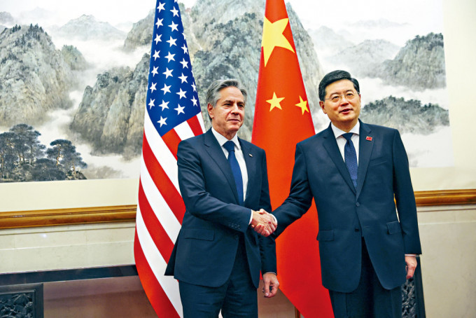 美国国务卿布林肯昨天抵达北京，与外交部长秦刚会面。