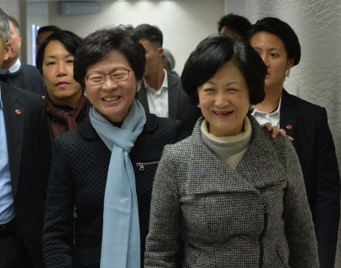 林郑月娥（左）对叶刘淑仪（右）参选时的表现表示敬佩。黄贤创