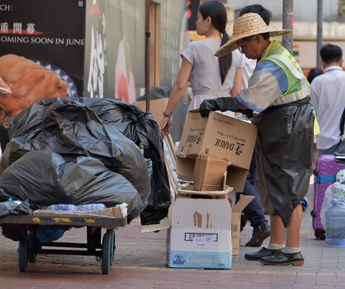 职工盟促请政府将中暑及其引发的疾病纳入法例保障的工伤范围。资料图片