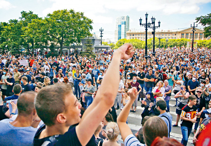 ■伯力市上周六有大批民众集会，支持上周被捕的地区首长富尔加乌。
