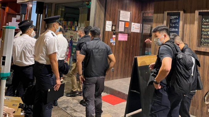 警方巡查深水埗酒吧。警方图片