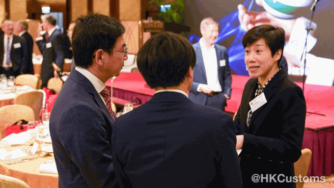 海關關長何珮珊（右一）今日（11日）出席由InterCham舉辦的年度商界午宴，與來自超過30個國家的400位商界代表進行交流。香港海關fb