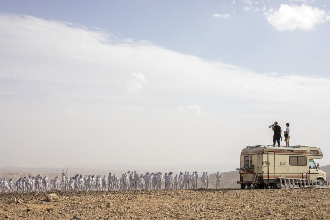 逾百名模特儿在死海附近的沙漠拍照。  （美联社）
