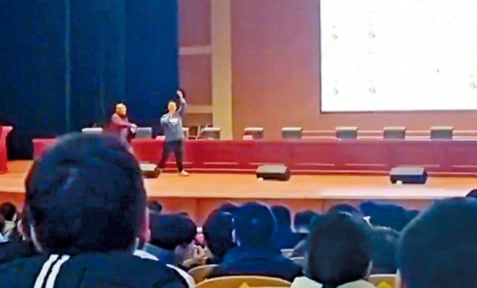 合肥名师陈宏友（左）演讲时遭中学生（右）抢咪高峰。
