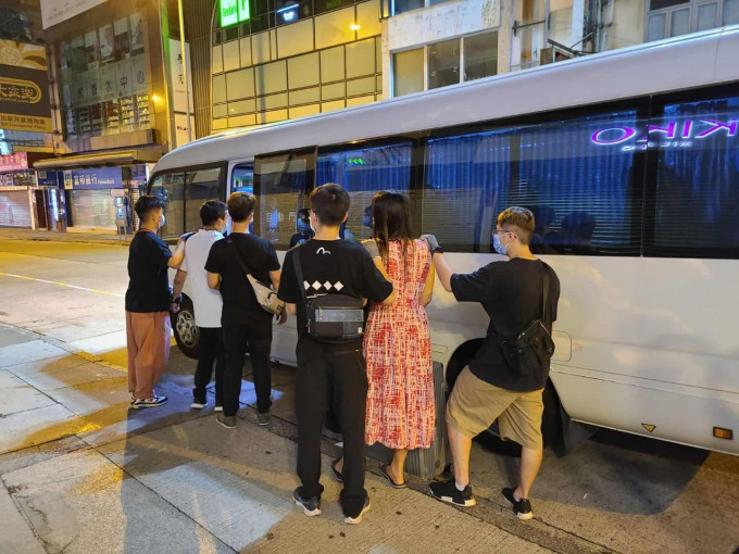 警方拘捕4人，包括一名身穿长裙的泰国籍人妖。警方提供