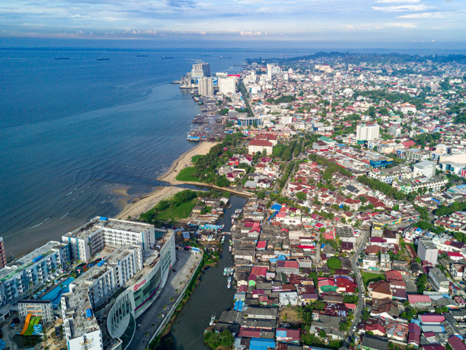 图为印尼海边城市巴里巴伴。资料图片