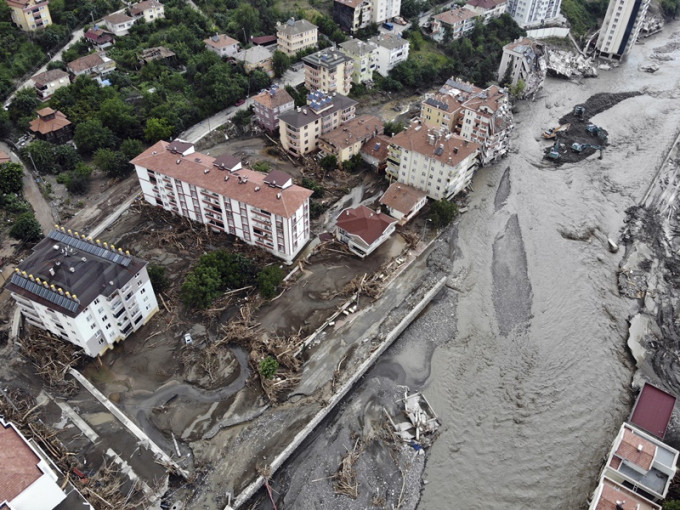 黑海地區暴雨引發水災。AP