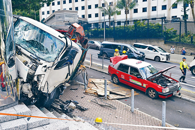 吊臂貨車在花園道俯衝，連撼客貨車及的士，再撞纜車總站剷上梯級撼柱。