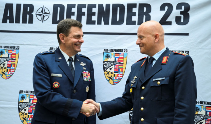 德國 Ingo Gerhartz 中將和美國空軍國民警衛隊指揮官 Michael A. Loh 中將(左)在新聞發佈會上握手，Air Defender 23 是北約史上最大型的空中軍事演習。 路透社