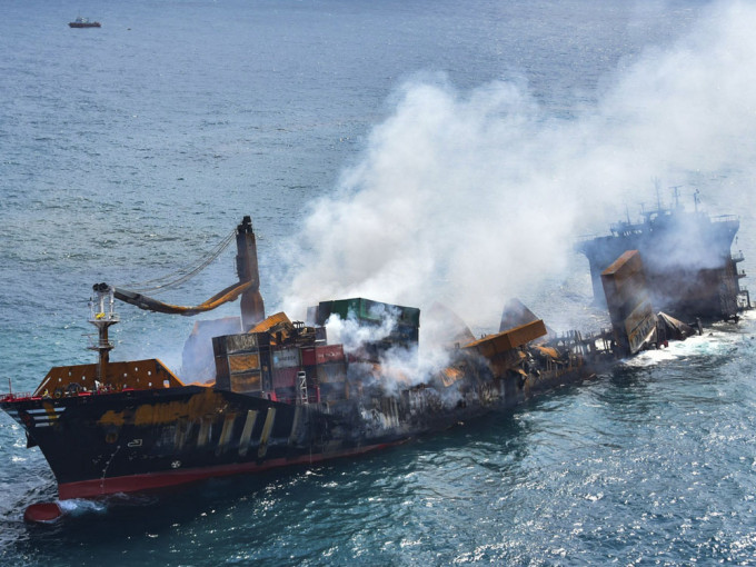 新加坡货轮斯里兰卡失火，或带来斯里兰卡有史以来最严重的海洋生态灾难。AP图片
