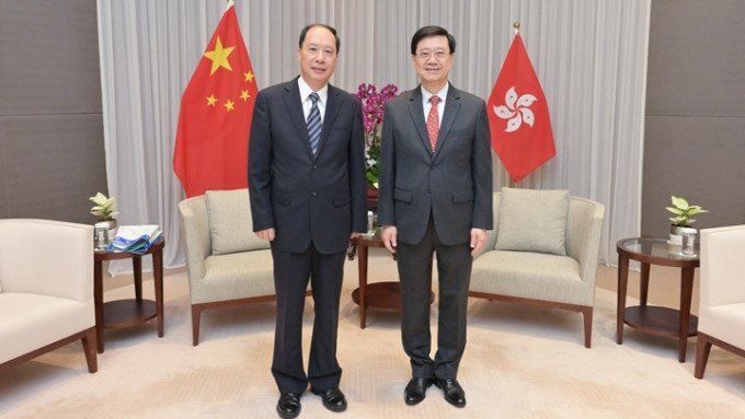  行政长官李家超（右）今日与江门市委书记陈岸明（左）会面。政府新闻处图片