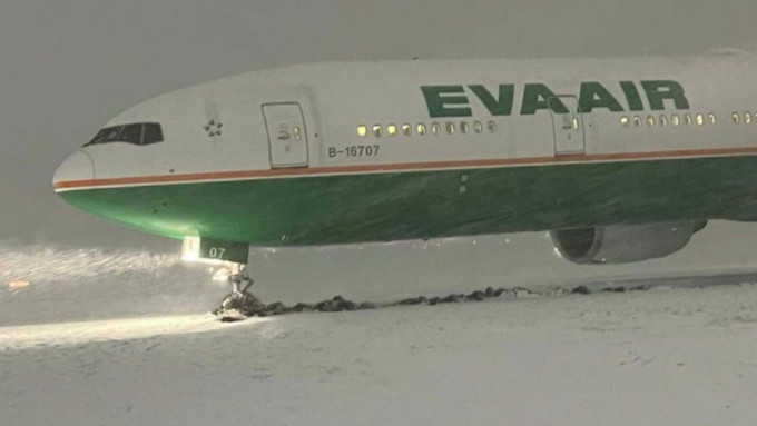 加拿大落暴雪，长荣一客机滑出跑道，卡在雪地。 twitter图
