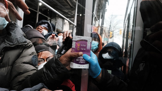 紐約民眾在街頭瘋搶快速測試劑。（網上圖片）