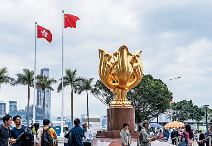 昨日是《维护国家安全条例》刊宪实施日子。图为市民游客在香港金紫荆广场参观游览。