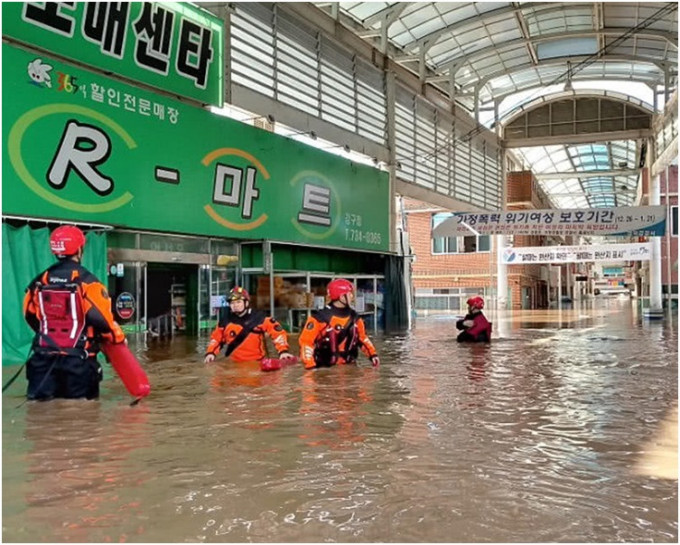 盈德郡嚴重水浸一條商業街變河流。