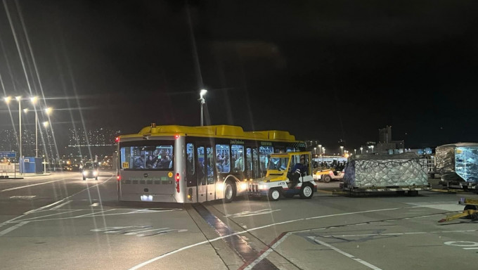 機場一輛接載多名乘客的接駁巴士與一輛運送貨物的拖車相撞。網上圖片