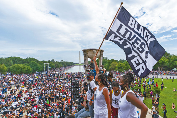 在美国华盛顿，示威者举起写上「黑人的命也是命」的旗帜。