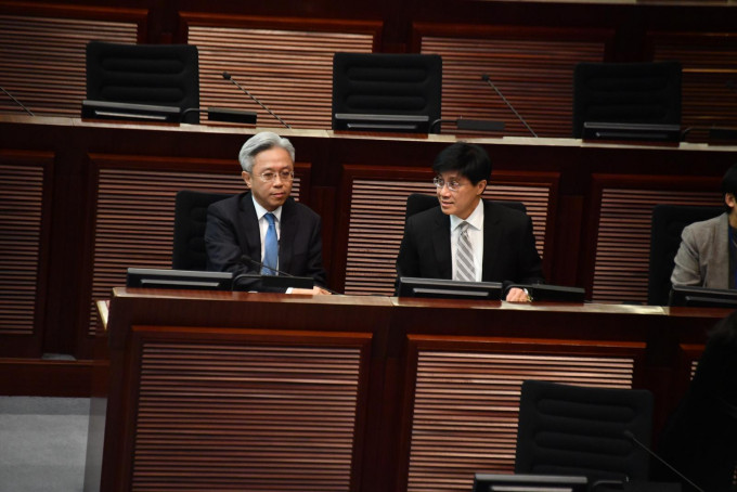 罗智光（左）促财委会尽快通过公务员加薪拨款