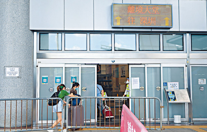 准备下月内地升学的香港学生，受疫情影响未能如期赶赴大学报到。