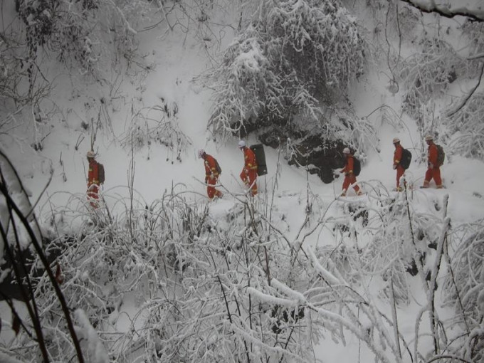 雪地搜寻被困男子的救援人员。（网图）