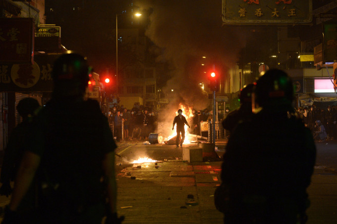 农历新年初二晚有示威者到旺角朗豪坊一带纪念2016年旺角暴乱事件，多人被捕。 资料图片