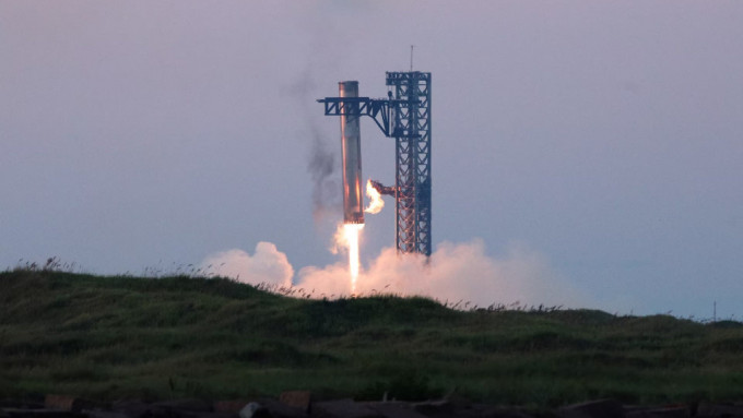 SpaceX發射塔上被稱為「筷子」的巨大機械臂，成功「夾住」返回地面的助推器。路透社