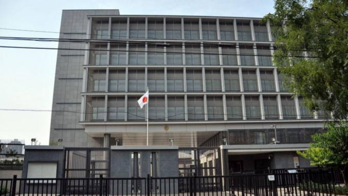 《共同社》报道日本驻北京大使馆自8月底以来累计接获100万个滋扰电话。网图