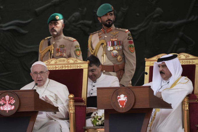 正在出訪巴林的教宗方濟各警告，全世界正瀕臨「在戰爭之風」吹襲下的「棘手險境」。(AP)