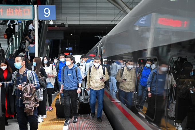 據中國鐵路數據顯示，昨日有兩百七十餘班列車從武漢開往上海、深圳、成都等地。新華社