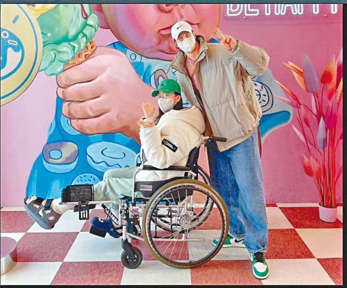 全昭旻弟弟公開與姊姊的合照，見全昭旻仍要打石膏及坐輪椅。